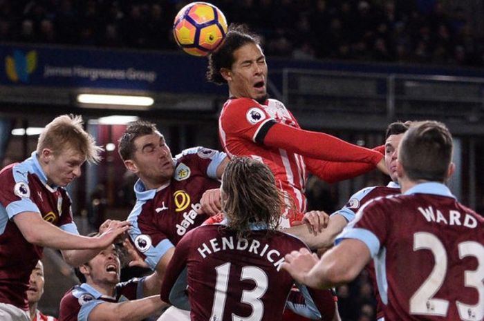 Bek Southampton, Virgil van Dijk, menyunudl bola pada laga Burnley vs Southampton di Turf Moor, Burnley, pada 14 Januari 2017.