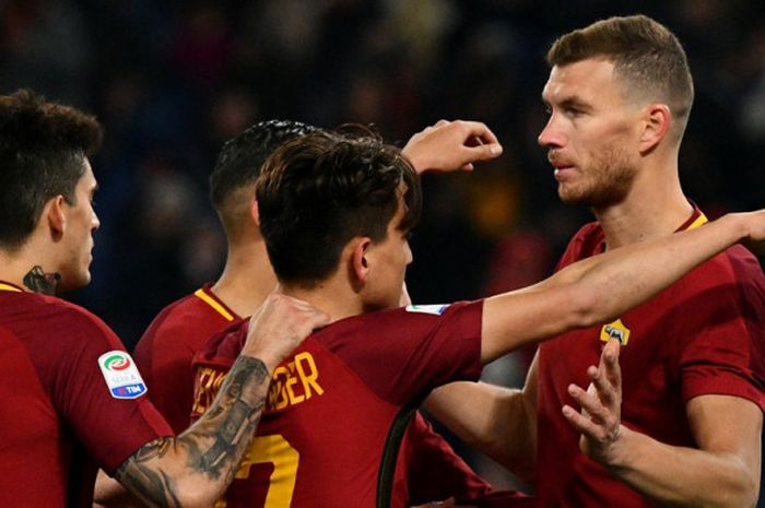 Striker AS Roma, Edin Dzeko (kanan), merayakan gol yang dia cetak ke gawang Benevento dalam laga Liga Italia di Stadion Olimpico, Roma, pada 11 Februari 2018.