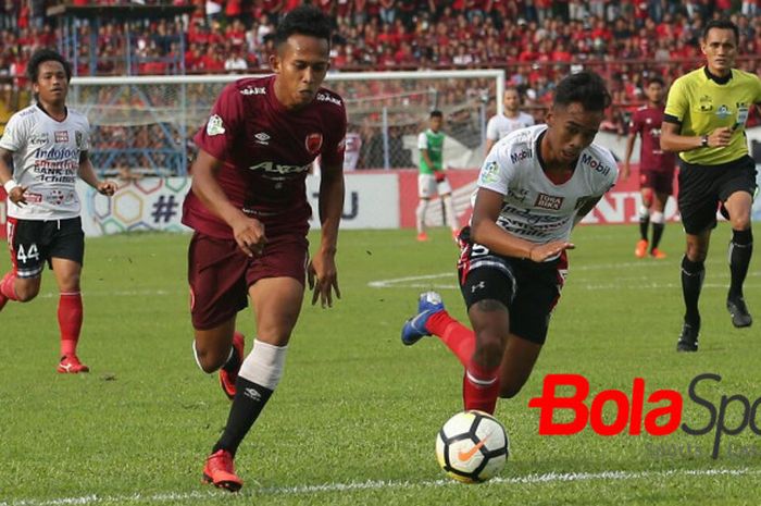   Penyerang PSM Makassar, M Rahmat adu lari dengan pemain bertahan Bali United, Dallen Ramadhan Rovani Doke (kanan) pada laga pekan ke-32 Liga 1 2018 di Stadion Andi Mattalatta, Kota Makassar, 25 November 2018.   