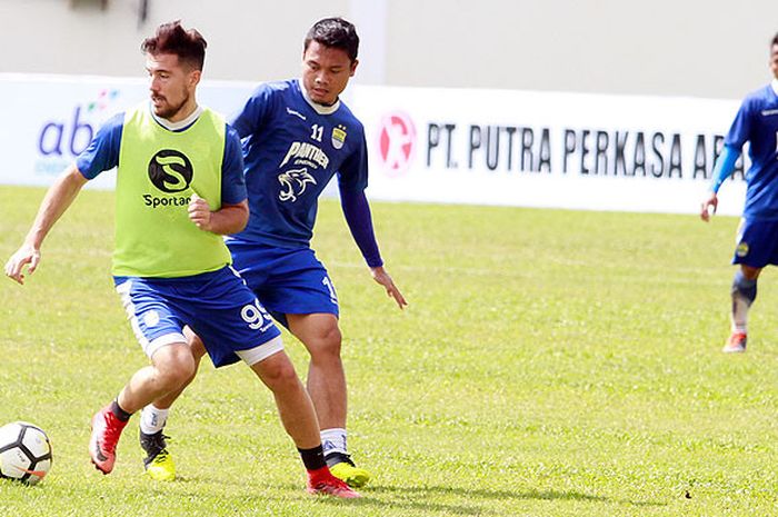 Striker Persib Bandung, Jonathan Bauman mengontrol bola dibayangi rekannya, Dedi Kusnandar, saat latihan persiapan menghadapi pertandingan Liga 1 melawan Mitra Kukar di Stadion Aji Imbut Tenggarong Kabupaten Kutai Kartanegara Kalimantan Timur, Kamis (9/8/2018).  