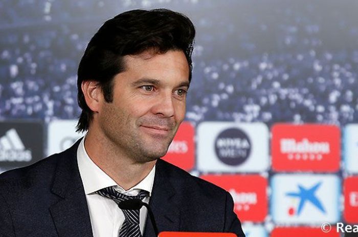 Pelatih Karteker Real Madrid, Santiago Solari, saat menghadiri konferensi pers jelang laga Liga Spanyol  kontra Celta Vigo, Sabtu (10/11/2018). Santiago Solari layak dipermanenkan Real Madrid