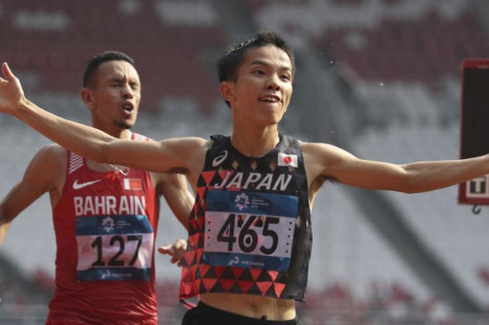 Pelari asal Jepang, Hiroto Inoue, melakukan selebrasi setelah berhasil finis terdepan dalam nomor maraton Asian Games 2018, Sabtu (25/8/2018)