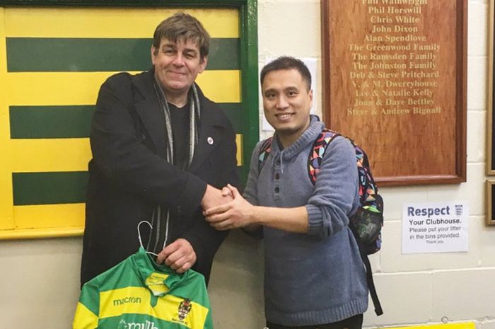 Huang Wenbin (kanan) mendapat sambutan dari chairman Runcorn FC, Mark Buckley.