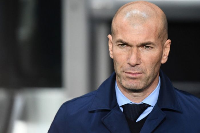 Ekspresi pelatih Real Madrid, Zinedine Zidane, jelang laga leg 2 babak 16 besar Liga Champions menghadapi Paris Saint-Germain (PSG) di Stadion Parc des Princes, Paris, Prancis, pada Selasa (6/3/2018).     