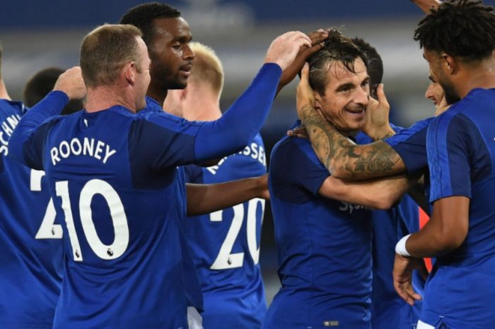 Kapten Everton, Leighton Baines (kedua dari kanan), mendapat ucapan selamat dari rekan-rekannya setelah mencetak gol ke gawang Ruzomberok dalam laga di leg 1 ronde ketiga kualifikasi Liga Europa 2017-2018 di Stadion Goodison Park, Liverpool, Inggris, pada Kamis (27/7/2017).