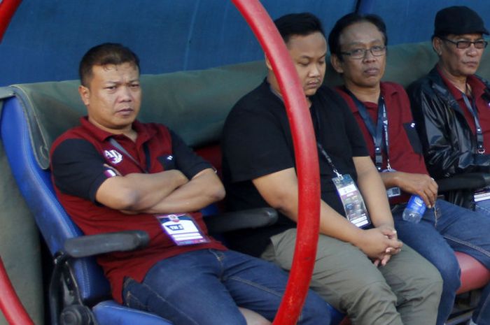 Manajer PSS Sleman, Arif Juliwibowo (kiri) saat di bench pemain PSS Sleman Vs Persis Solo, Selasa (10/10/2017)