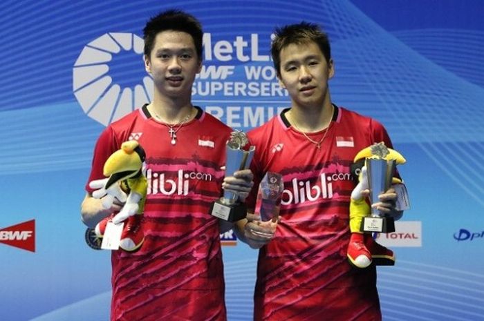 Pasangan ganda putra Indonesia, Marcus Fernaldi Gideon/Kevin Sanjaya Sukamuljo, berpose di podium setelah menjuarai Malaysia Terbuka di Stadion Perpaduan, Kuching, Minggu (9/4/2017).