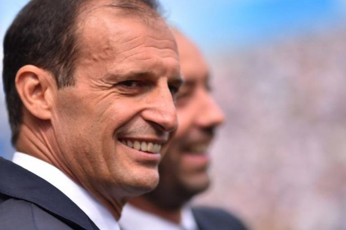 Pelatih Juventus, Massimiliano Allegri, saat memimpin timnya melawan Sassuolo dalam laga Liga Italia di Mapei Stadium, 17 September 2017.