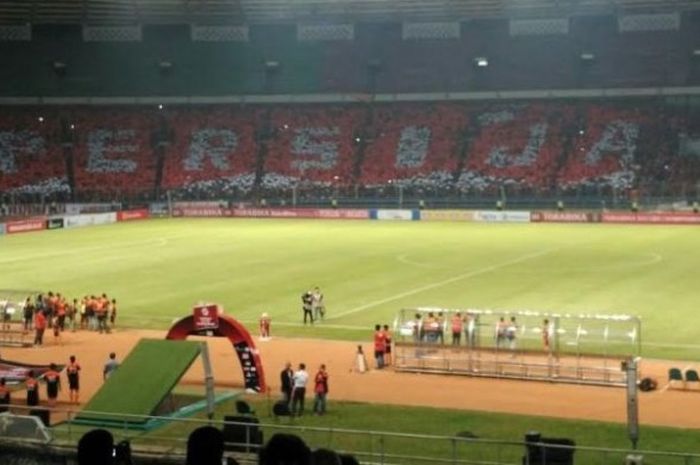 Tulisan Persija dari koreografi Jakmania di SUGBK pada Jumat (13/5/2016) malam. 