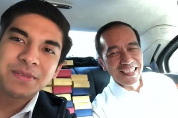 Presiden Joko Widodo (kanan) bersama Syed Saddiq Abdul Rahman