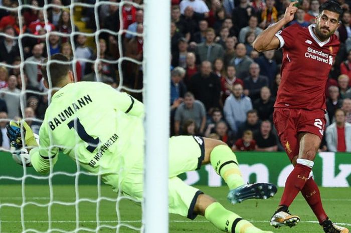 Gelandang Liverpool, Emre Can, melepaskan tembakan yang berbuah gol ke gawang Hoffenheim dalam partai play-off Liga Champions di Anfield, 23 Agustus 2017.