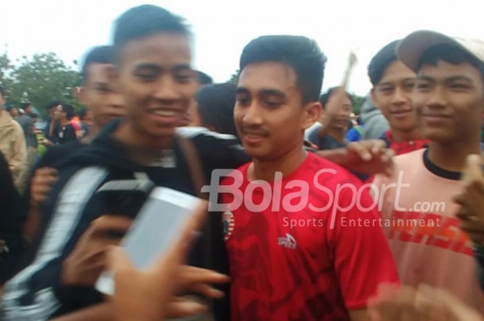 Pemain Persija Jakarta, Fitra Ridwan, jadi sasaran The Jakmania untuk berfoto bersama, seusai latihan perdana tim di Lapangan Sutasoma, Halim Perdanakusuma, Jakarta Timur, Senin (18/12/2017).