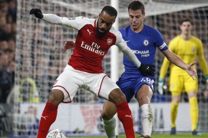 Striker Arsenal, Alexandre Lacazette, dibayangi bek Chelsea, Cesar Azpilicueta, dalam partai Piala Liga Inggris di Stadion Stamford Bridge, London, pada 10 Januari 2018.