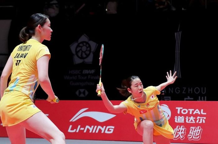 Pasangan ganda putri Jepang, Mayu Matsumoto/Wakana Nagahara (kanan) pada hari kedua BWF World Tour Finals 2018 di Tianhe Gymnasium, Guangzhou, China, Kamis (17/12/2018).