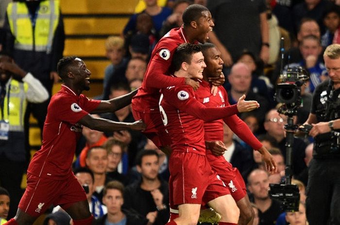 Penyerang Liverpool, Daniel Sturridge (kanan), merayakan gol yang dicetak ke gawang Chelsea dalam laga Liga Inggris di Stadion Stamford Bridge, London, Inggris pada 29 September 2018.