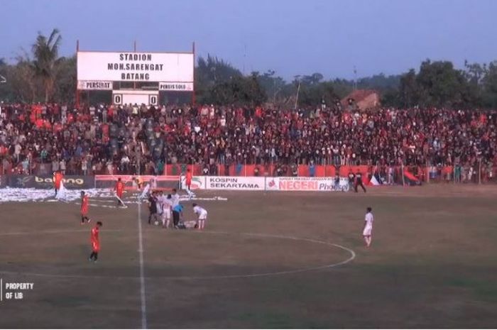 Pemain Persibat Batang dan Persis Solo saat membersihkan roll paper pada awal babak kedua di Stadion Moch Sarengat, Sabtu (29/9/2018).