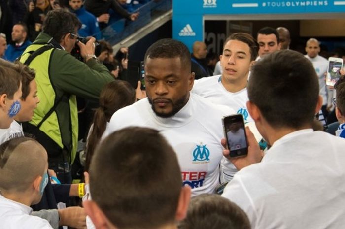 Bek Olympique Marseille, Patrice Evra (tengah), bersiap melakoni pertandingan Ligue 1 kontra Paris Saint-Germain di Stade Velodrome, Marseille, Prancis, pada 26 Februari 2017.