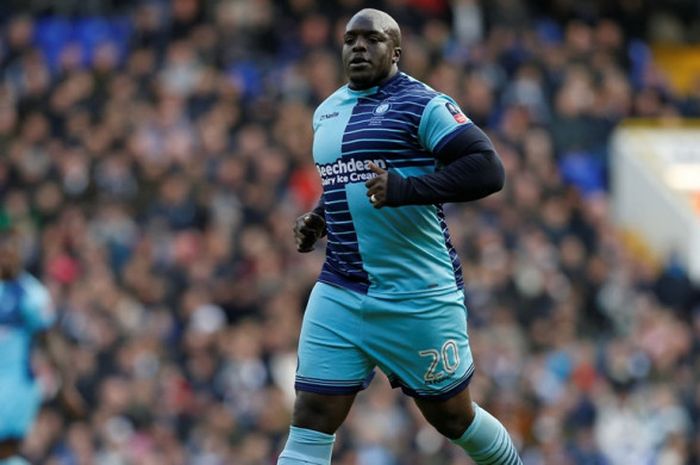 Striker Wycombe Wanderers, Adebayo Akinfenwa, beraksi dalam laga ronde keempat Piala FA kontra Tottenham Hotspur di Stadion White Hart Lane, London, Inggris, pada 28 Januari 2017.