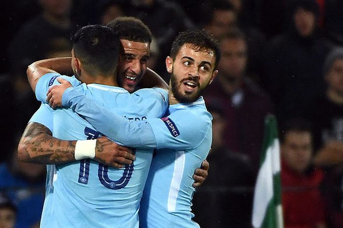 Striker Manchester City, Sergio Aguero (kiri), merayakan gol bersama rekan setimnya seusai mencetak gol ke gawang Feyenoord dalam laga Grup F Liga Champions 2017-2018 di Feyenoord Stadium, Rotterdam, Belanda, pada 13 September 2017.