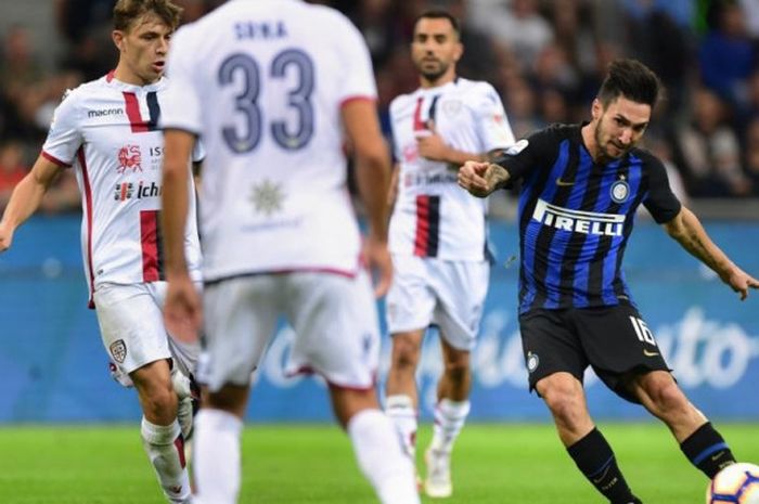 Matteo Politano (kanan) melepaskan tembakan dalam partai Liga Italia Inter Milan lawan Cagliari di Stadion Giuseppe Meazza, Milan, 29 September 2018.