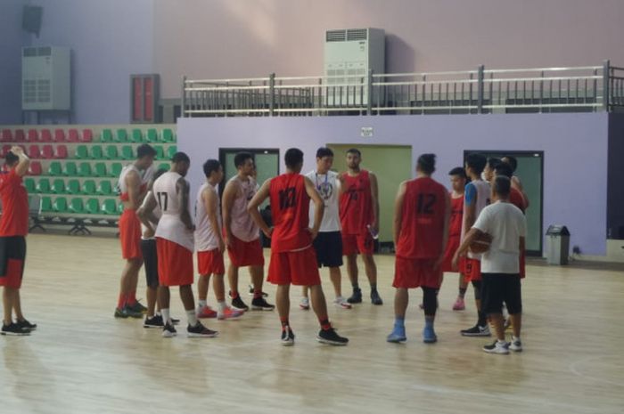 Tim nasional bola basket putra Indonesia sedang melakukan sesi latihan yang dipimpin sang juru taktik Fictor Roring, di GOR Cempaka Putih, Jakarta, Rabu (15/8/2018) sore.