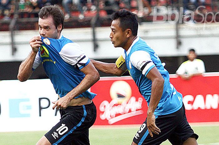    Pemain Barito Putera, Douglas Pacer (kiri), melakukan selebrasi bersama Samsul Arif usai mencetak gol ke gawang Persebaya dalam laga lanjutan Liga 1 2018 di Gelora Bung Tomo Surabaya, Minggu (8/4/2018).   