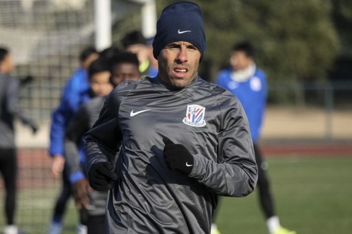 Striker Carlos Tevez menjalani sesi latihan pertama bersama Shanghai Shenhua di Shanghai, China, pada 21 Januari 2017.