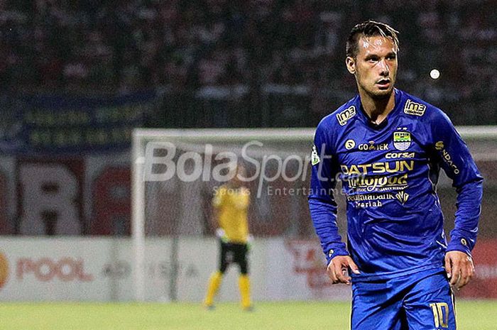 Raphael Maitimo saat membela Persib Bandung di Liga 1 2017.