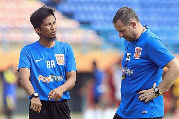 Pelatih Borneo FC, Dejan Antonic (kanan), berdiskusi dengan asisten pelatih Ahmad Amiruddin dalam sesi latihan di Stadion Batakan, Balikpapan.