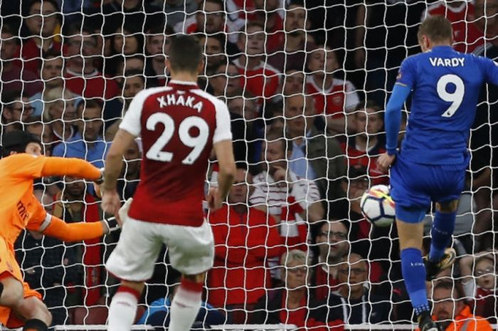 Striker Leicester City, mencetak gol ke gawang Arsenal dalam laga Liga Inggris di Stadion Emirates, London, pada 11 Agustus 2017.