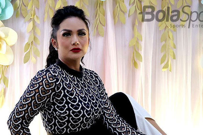 Diva pop Indonesia, Krisdayanti saat launching menu baru di gerai rotinya di jalan Besar Ijen Malang, Jawa Timur (10/02/2018) Sabtu siang.