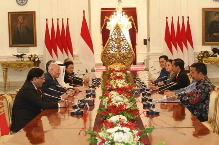 Presiden Joko Widodo dan jajarannya menyambut rombongan Dewan Olimpiade Asia (OCA) di Istana Negara, Jakarta, Senin (16/10/2017).