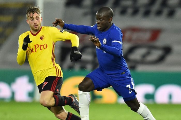 Pemain Watford, Gerard Deulofeu (kiri), berduel dengan gelandang Chelsea, N'Golo Kante, dalam laga Liga Inggris di Stadion Vicarage Road, Watford, pada 5 Februari 2018.