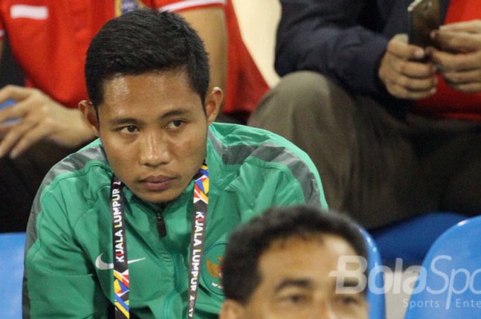 Pemain Timnas U-22 Evan Dimas duduk di tribun penonton menyaksikan rekan-rekannya bertanding melawan Vietnam dalam pada SEA Games 2017.