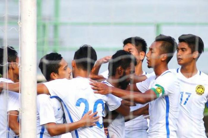 Para pemain timnas U-22 Malaysi bersuka cita selepas membobol gawang timnas U-22 Mongolia pada laga pamungkas Grup H Kualifikasi Piala Asia U-23 edisi 2018 di Stadion Nasional Supachalasai, Bangkok, Thailand, Minggu (23/7/2017). 