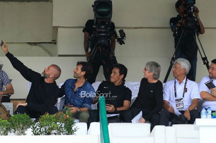 Pelatih Timnas Indonesia, Luis Milla Aspas, beserta Bima Sakti dan Direktur Teknik Timnas Indonesia, Danurwindo, berfoto bersama jelang laga babak delapan besar Piala Presiden 2018 di Stadion Manahan, Solo, Sabtu (3/2/2018).