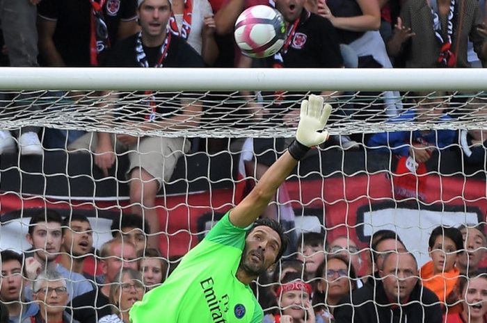 Kiper Paris Saint-Germain, Gianluigi Buffon, beraksi dalam laga Liga Prancis kontra Guingamp di Stadion Roudourou, Guingamp pada 18 Agustus 2018.