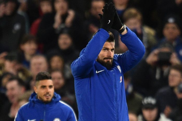 Striker Chelsea, Olivier Giroud, bertepuk tangan ke arah penggemar dalam laga Liga Inggris kontra Bournemouth di Stadion Stamford Bridge, London, pada 31 Januari 2018.