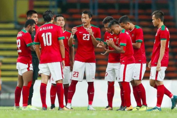 Kapten sekaligus bek tengah timnas U-22 Indonesia, Hansamu Yama (23) memimpim diskusi skuat Garuda Muda jelang laga babak kedua kontra timnas U-22 Filipina di Stadion Shah Alam, Selangor, 17 Agustus 2017. 