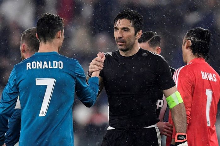 Kiper Juventus, Gianluigi Buffon, memberikan selamat kepada megabintang Real Madrid, Cristiano Ronaldo, seusai laga leg pertama perempat final Liga Champions di Stadion Allianz, Turin, Italia pada 3 April 2018.