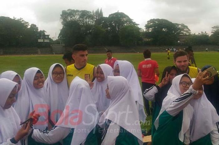 Fernando Rodriguez Ortega (kiri) dan Danny Gutrhie (kanan) saat berfoto bersama kaum hawa di Stadion Sriwedari, Solo, Sabtu (3/2/2018)