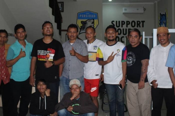 Manajemen klub dan staf kepelatihan Persikad 1999.