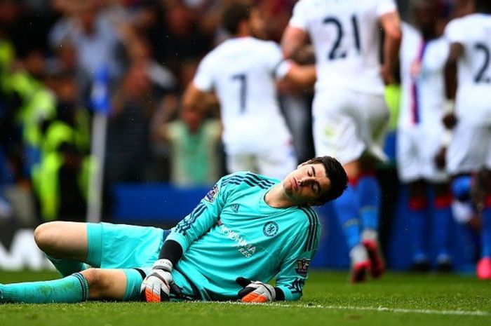 Ekspresi kekecewaan kiper Chelsea, Thibaut Courtois, usai gawangnya dibobol oleh Crystal Palace dalam pertandingan lanjutan Premier League 2015-2016 di Stamford Bridge, London, Inggris, pada 29 Agustus 2015.