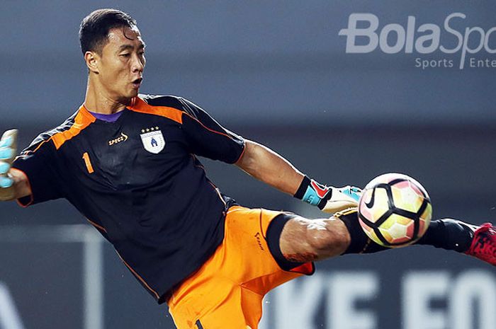 Aksi kiper Persipura, Yoo Jae-hoon, saat tampil melawan Persija Jakarta dalam laga lanjutan Liga 1 di Stadion Patriot, Bekasi, pada 08 Juli 2017.