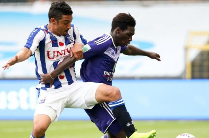 Aksi penyerang Heerenveen, Reza Ghoochannejhad (kiri), dalam partai uji coba lawan Anderlecht di Brussels, Belgia, 20 Juli 2016.