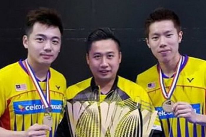 Pelatih ganda putra Malaysia, Jeremy Gan (tengah), berpose dengan Goh V Shem/Tan Wee Kiong setelah menjuarai BWF Superseries Finals 2016.