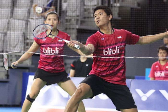 Pasangan ganda campuran Indonesia, Praveen Jordan (depan)/Debby Susanto, saat menjalani pertandingan melawan Takuro Hoki/Sayaka Hirota (Jepang) pada perempat final Korea Terbuka di SK Handball Stadium, Seoul, Jumat (15/9/2017).