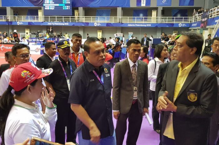 CdM Indonesia untuk Asian Games 2018, Syafruddin (kedua dari kiri) saat menghadiri pertandingan semifinal tim beregu di Ranau Hall, Jakabaring Sport City, Palembang, Selasa (21/8/2018).