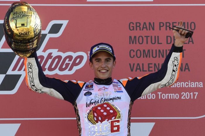 Pebalap Repsol Honda, Marc Marquez, berpose di podium setelah memastikan diri meraih gelar juara dunia keempat MotoGP dengan  finis di urutan ketiga pada balapan GP Valencia yang berlangsung di Sirkuit Ricardo Tormo, Minggu (12/11/2017).