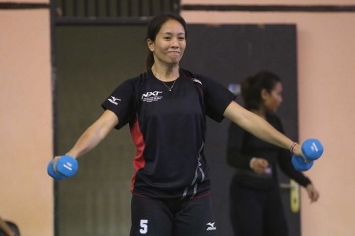 Pebola voli nasional putri, Berllian Marsheilla,  menjalani latihan fisik menjelang SEA Games 2017 di Padepokan Voli, Sentul, Bogor, Kamis (1/6/2017).